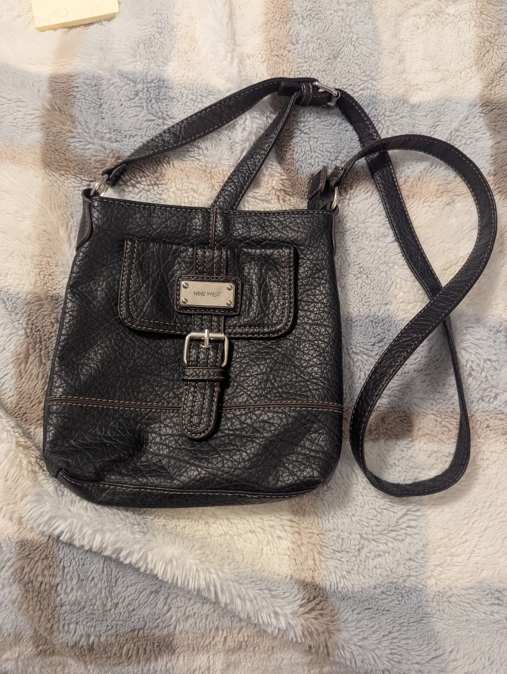 Black Leather Nine West Crossbody With Silver Buckle/ Accents 🖤